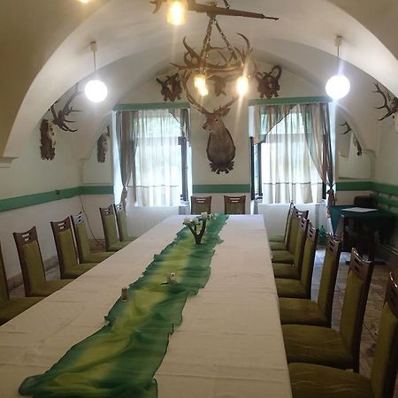 Penzion A Restauracia U Jelena Стара-Любовня Экстерьер фото